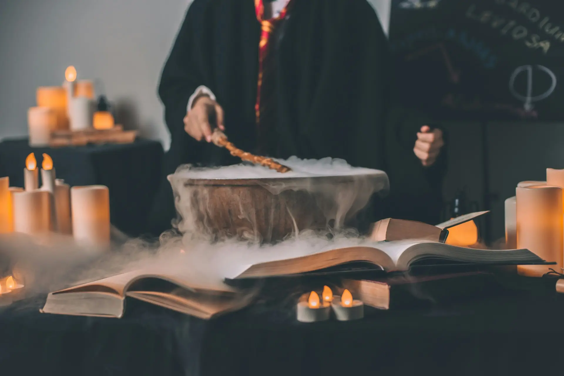 Décor de salle de classe magique, avec des bougies, un chaudron duquel s'échappe de la fumée