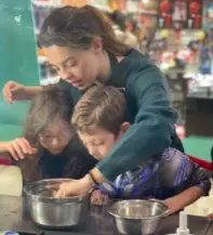 des enfants qui cuisinent