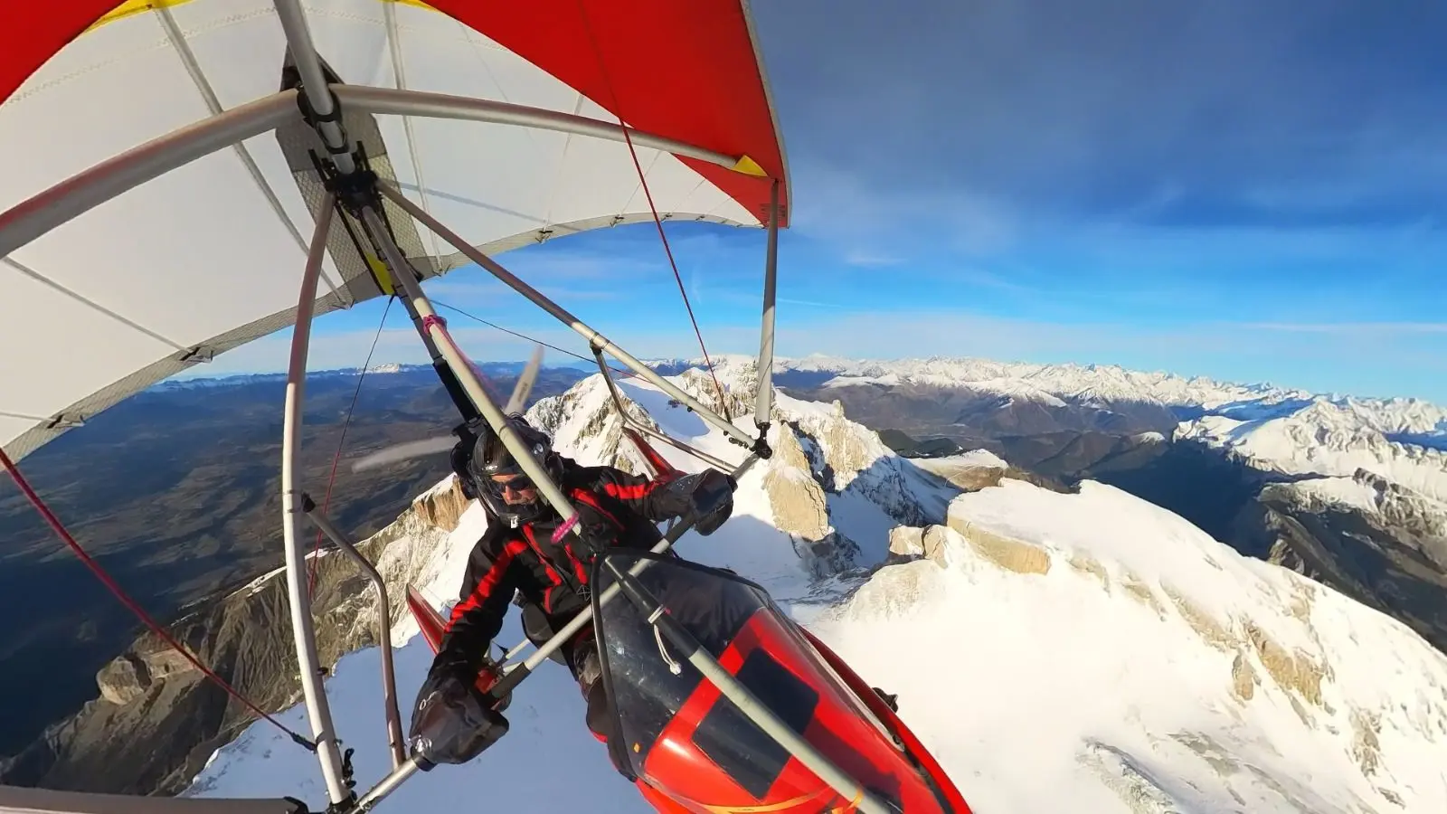 ULM pendulaire au-dessus des montagnes enneignées