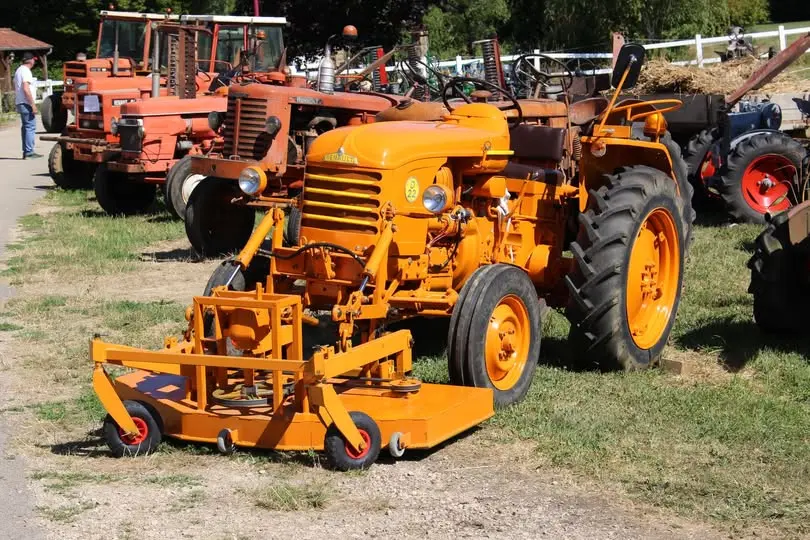 Exposition de vieux tracteurs à Lompnieu_Valromey-sur-Séran