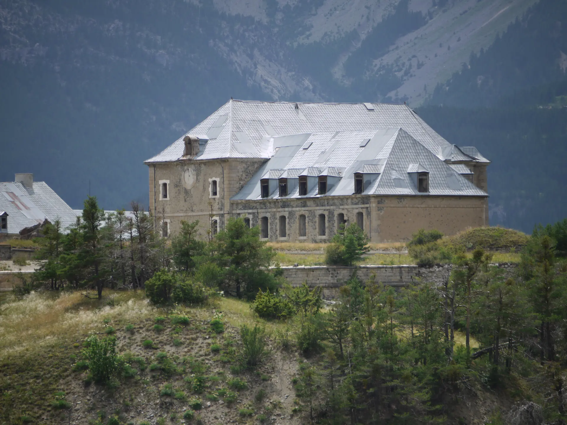 Logement du gouverneur et chapelle depuis le fort Dauphin