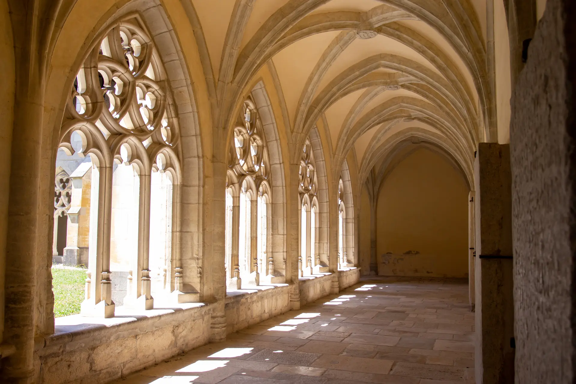 cloître gothique de l'abbaye d'Ambronay