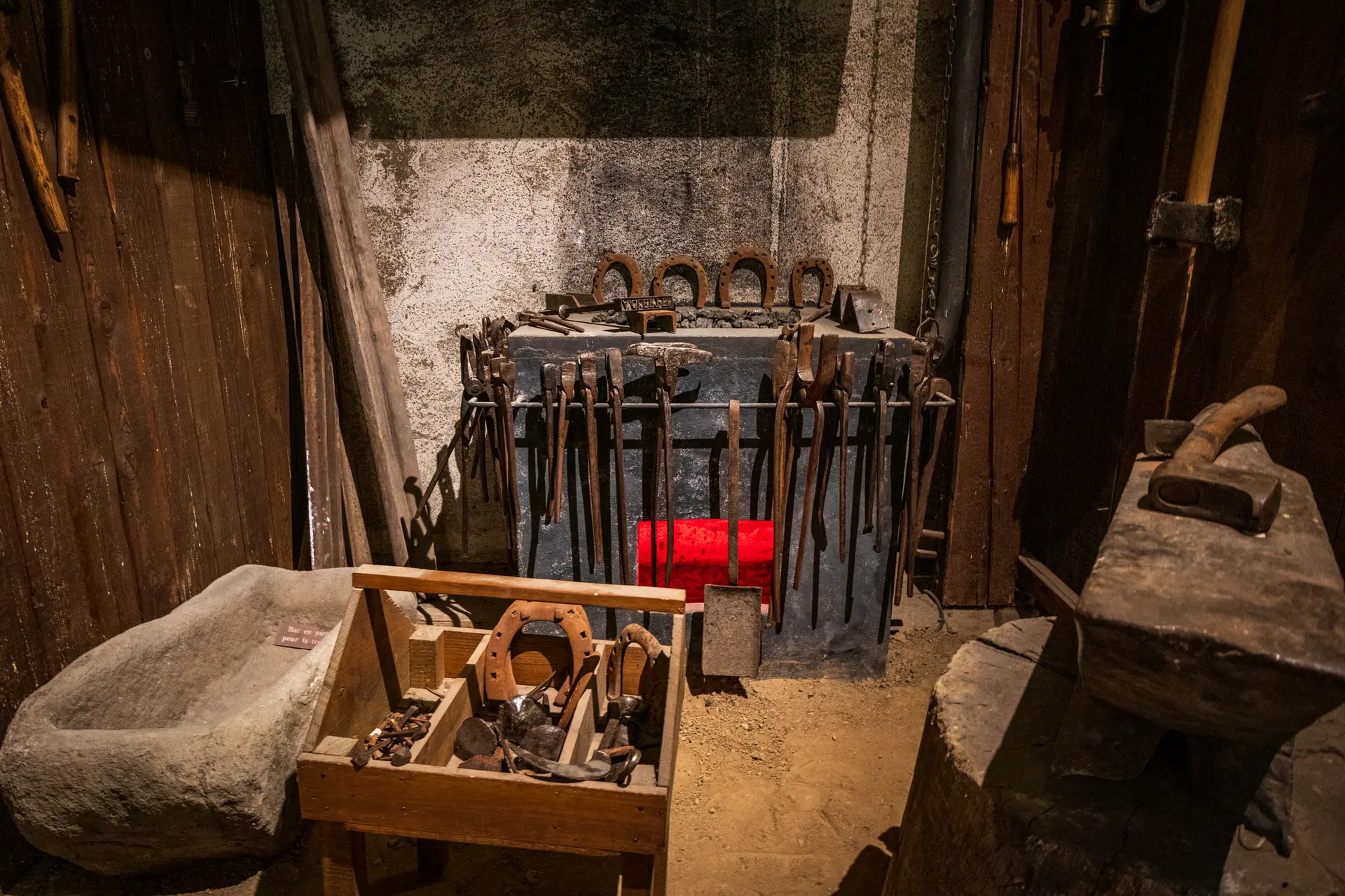 Reconstitution de l'atelier du maréchal-ferrant au musée patrimonial de Thônes