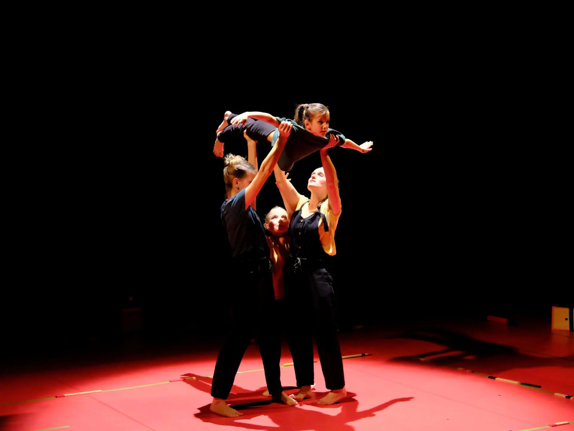 plusieurs artistes qui portent une fillette en l'air