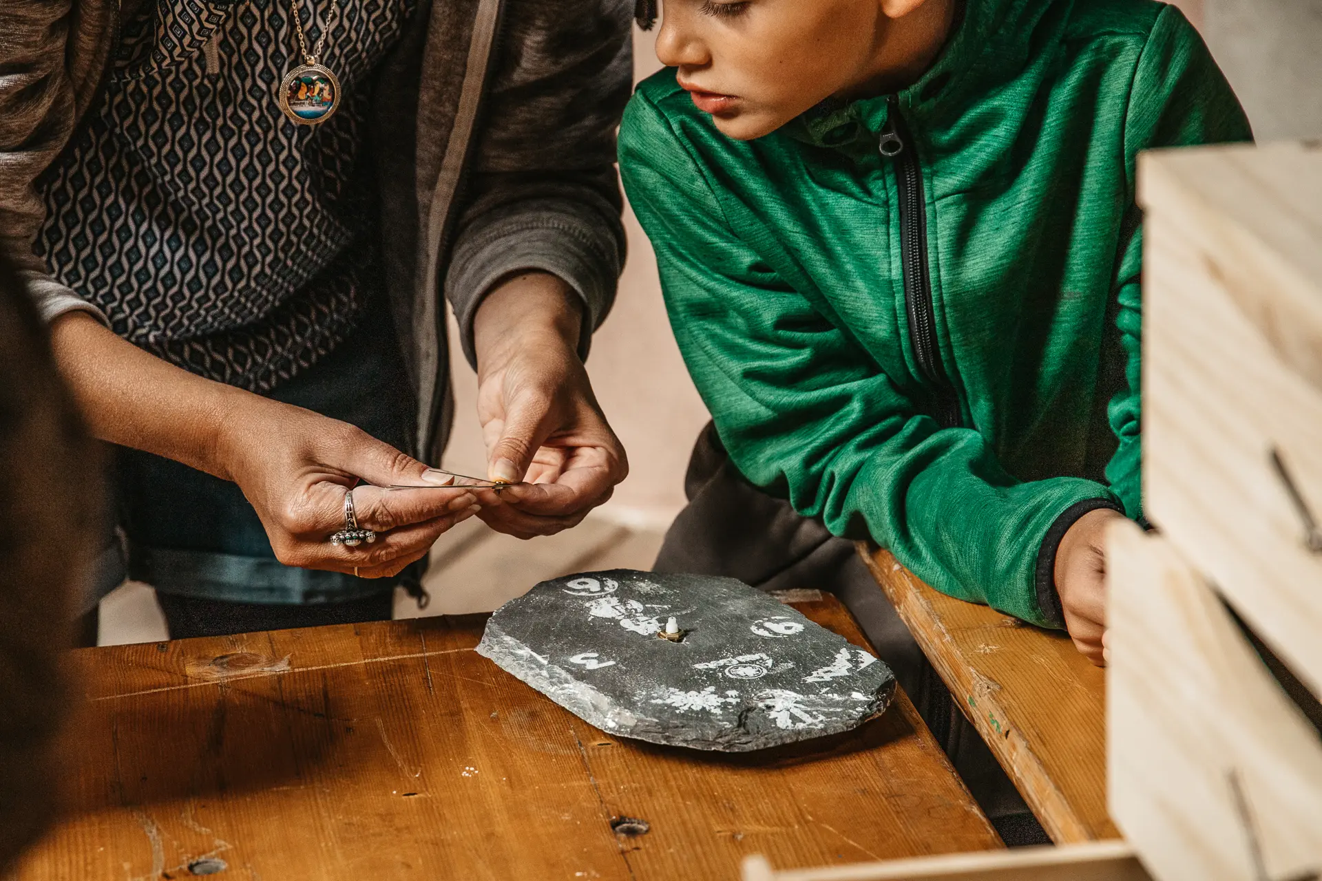 Atelier horloge sur ardoise