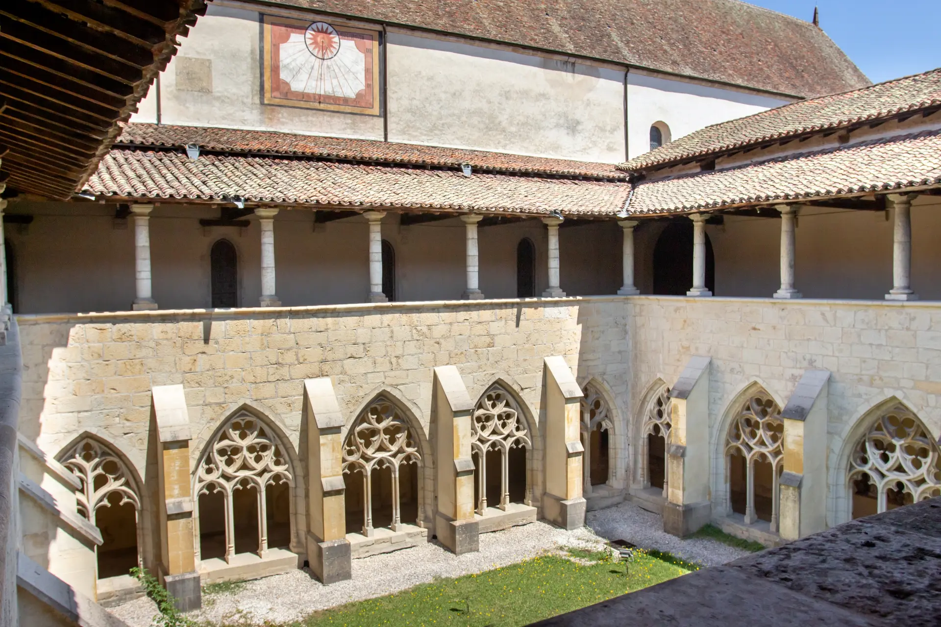 cloître gothique de l'abbaye d'Ambronay