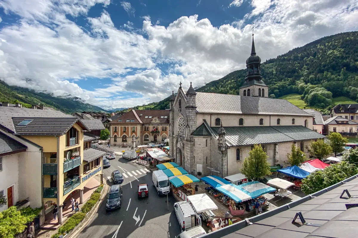 Marché et église centre-ville Thônes