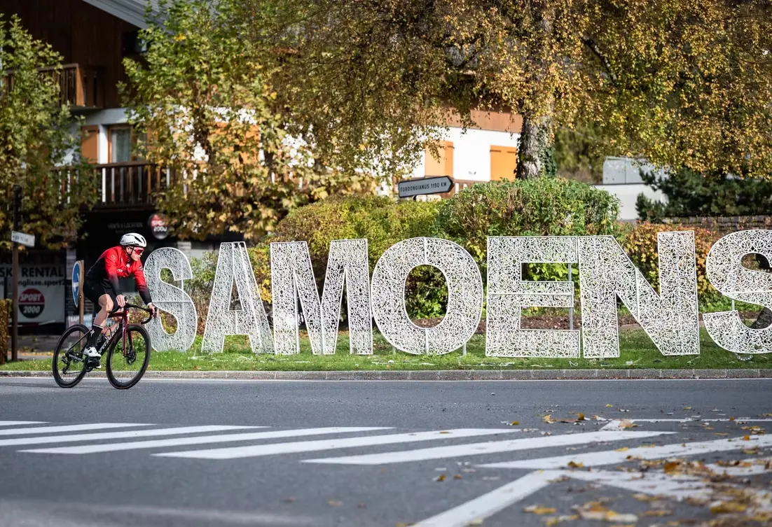 Cycliste dans Samoëns devant un immense affichage Samoëns