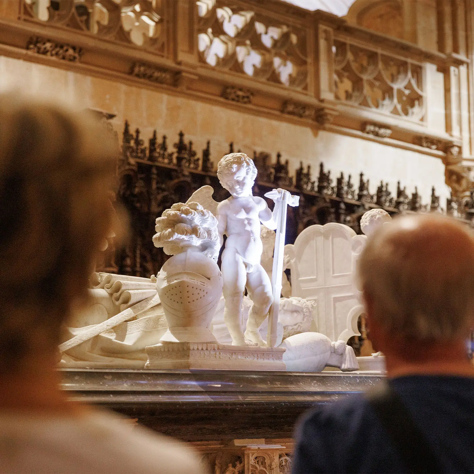Photo de visiteurs de nuit dans la nef de l’église du monastère royal de Brou