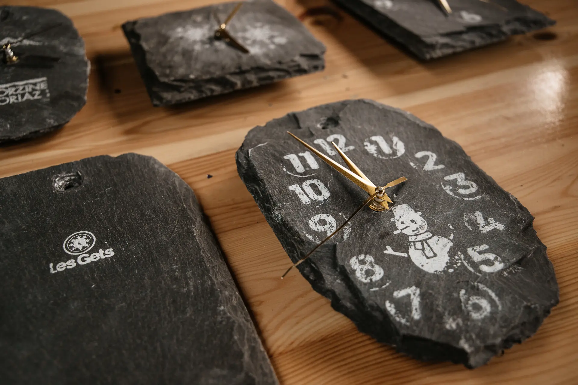 Atelier horloge sur ardoise
