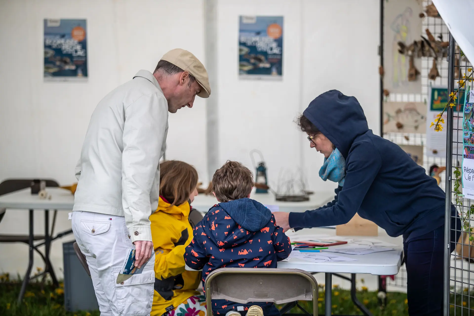 Une famille en plein atelier créatif
