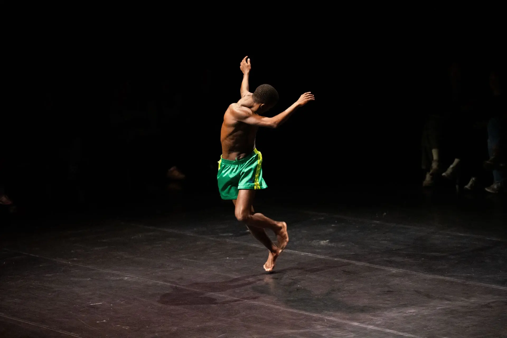artiste noir en mouvement vétu d'un short vert
