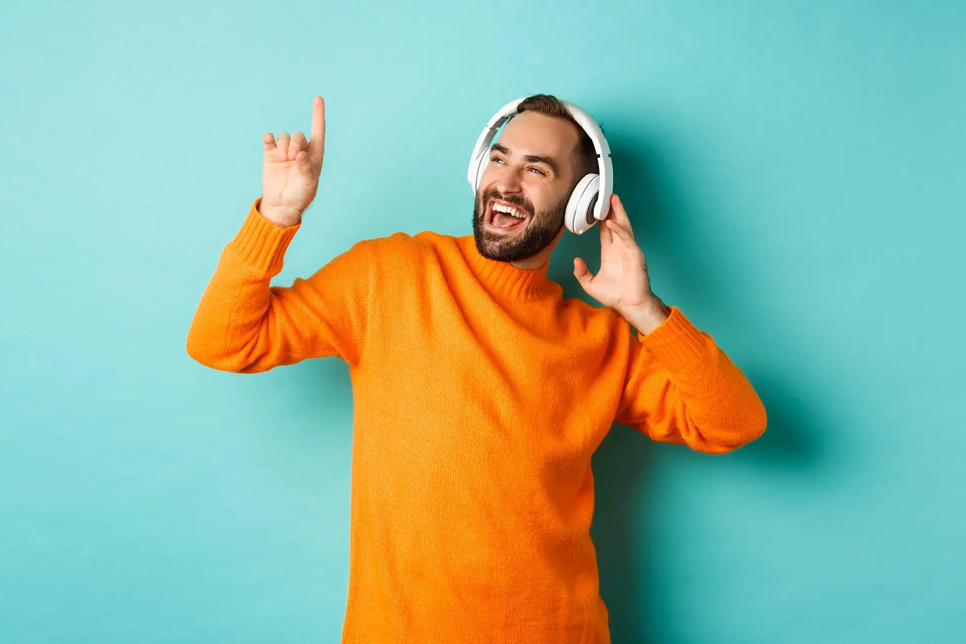 Un homme qui écoute de la musique