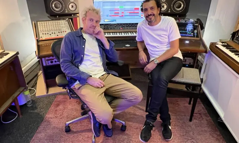 deux hommes assis dans un studio d'enregistrement