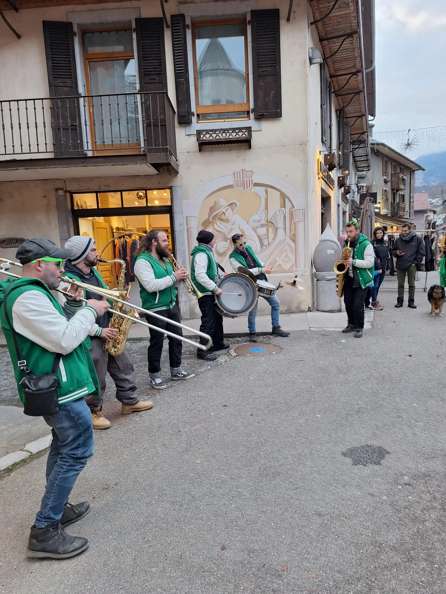 Fanfare express dans le centre du village de Samoëns