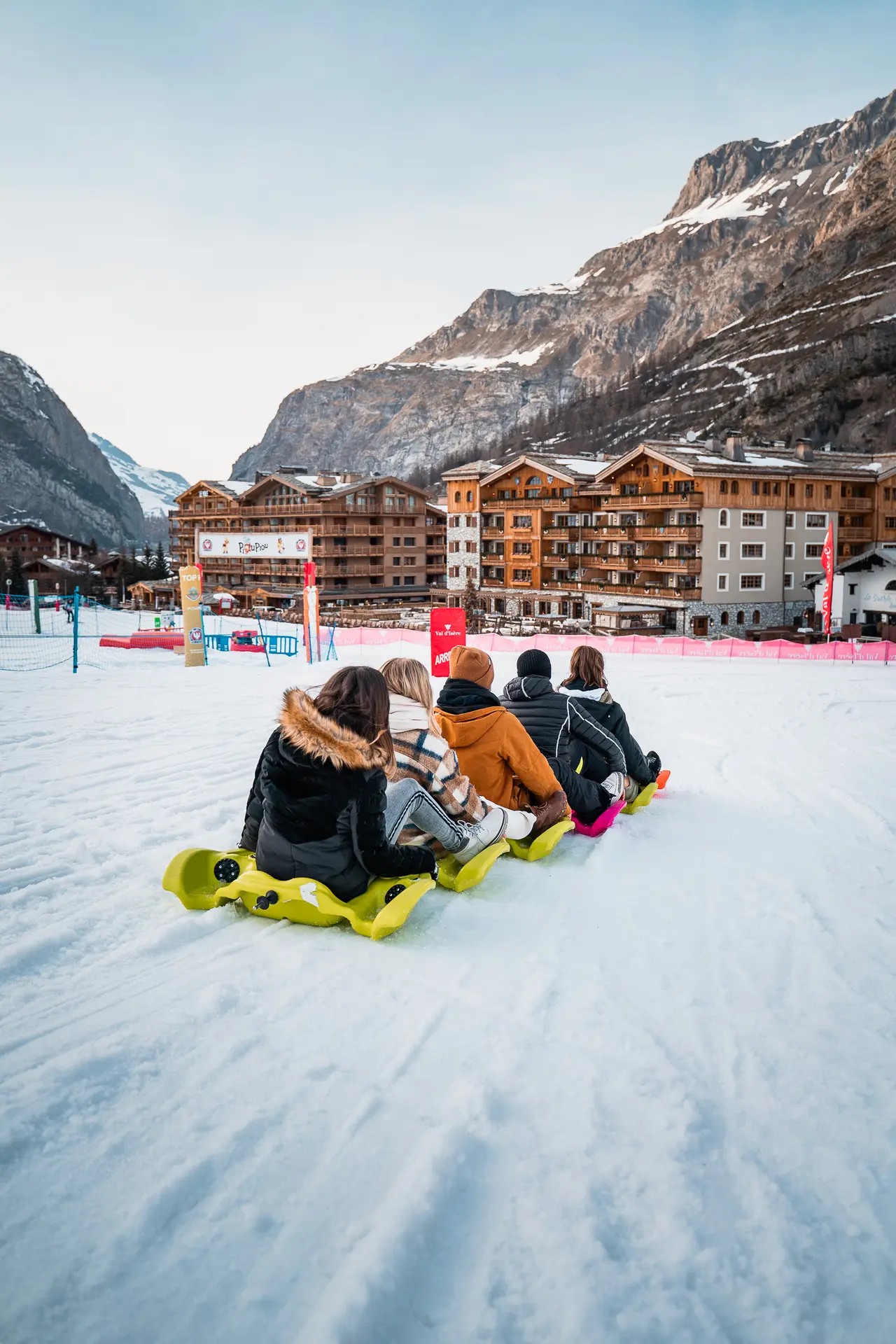 Snake Gliss entre amis à Val d'Isère en hiver sur la piste de la Savonnette