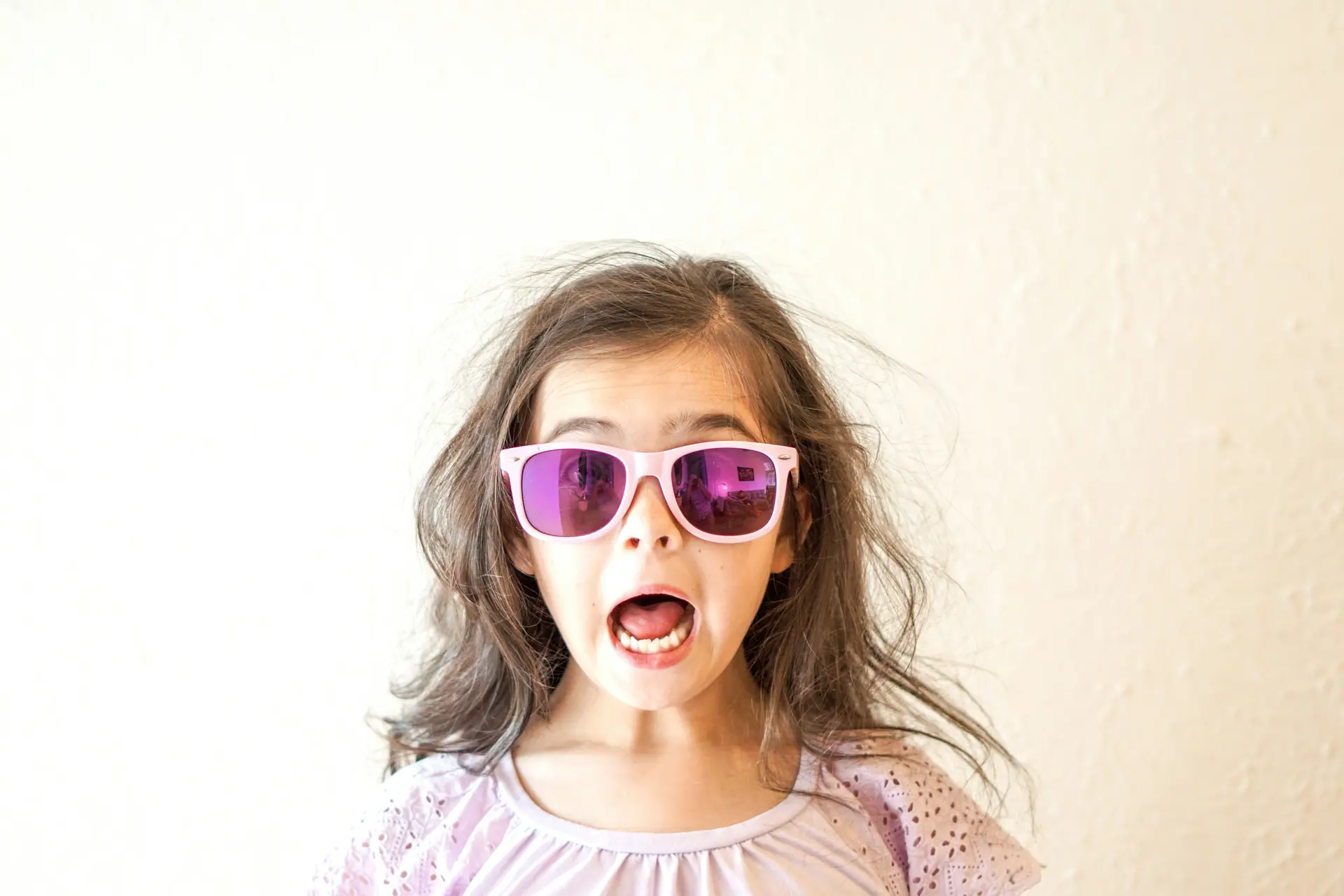 Petite fille surprise