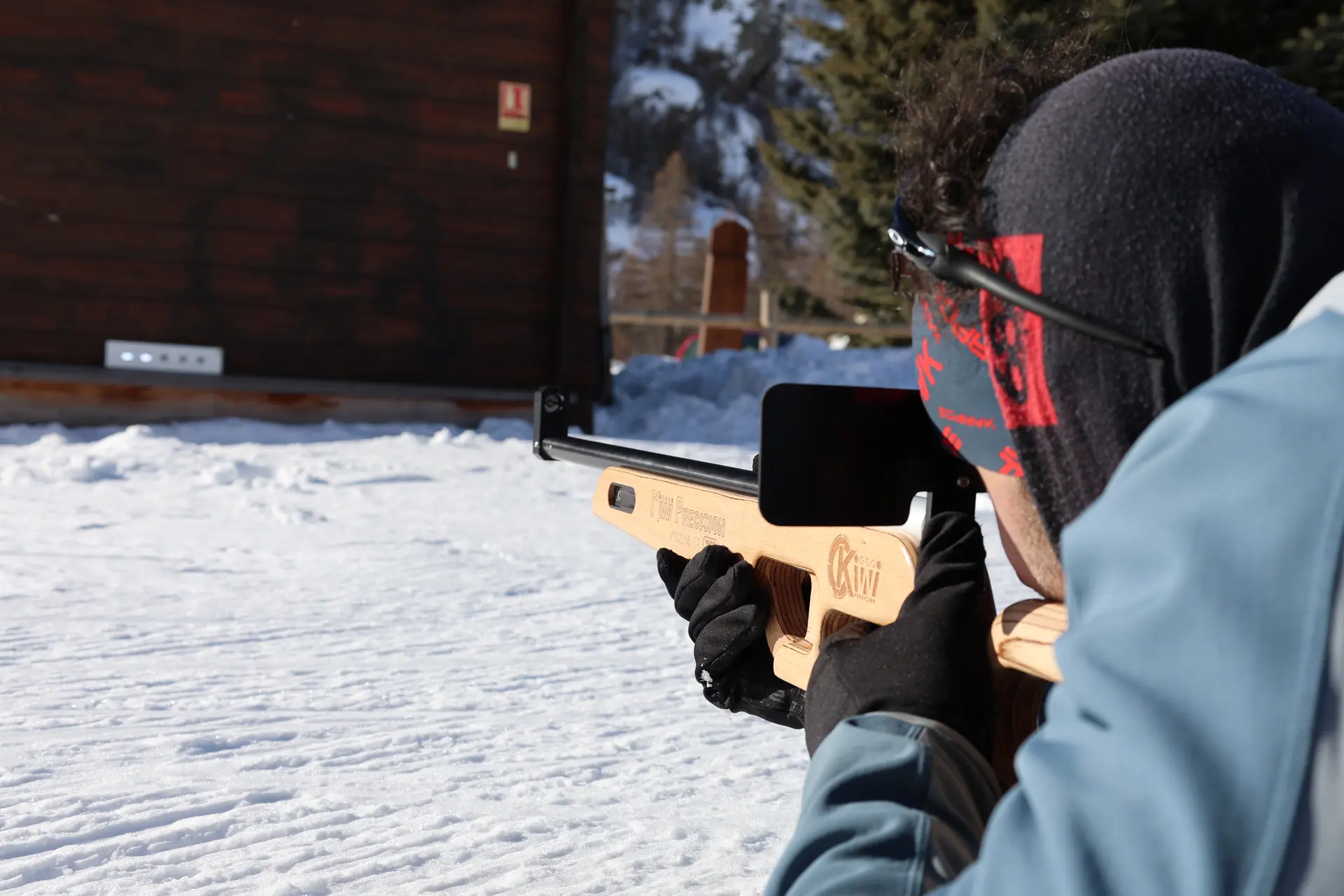 Initiation au tir à la carabine laser sur le domaine nordique du Pays de la Meije