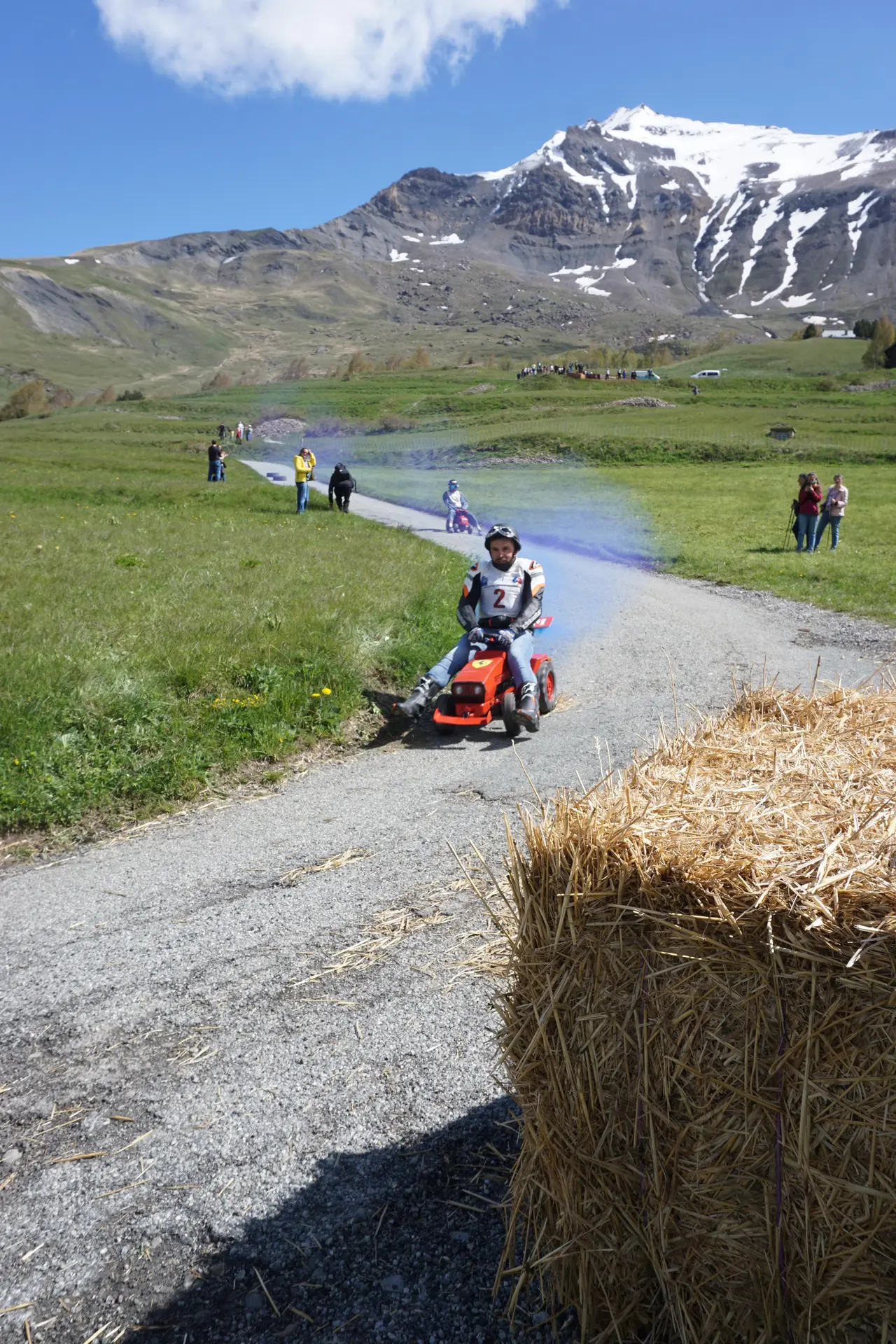 tracteur à pédales et fumée bleue