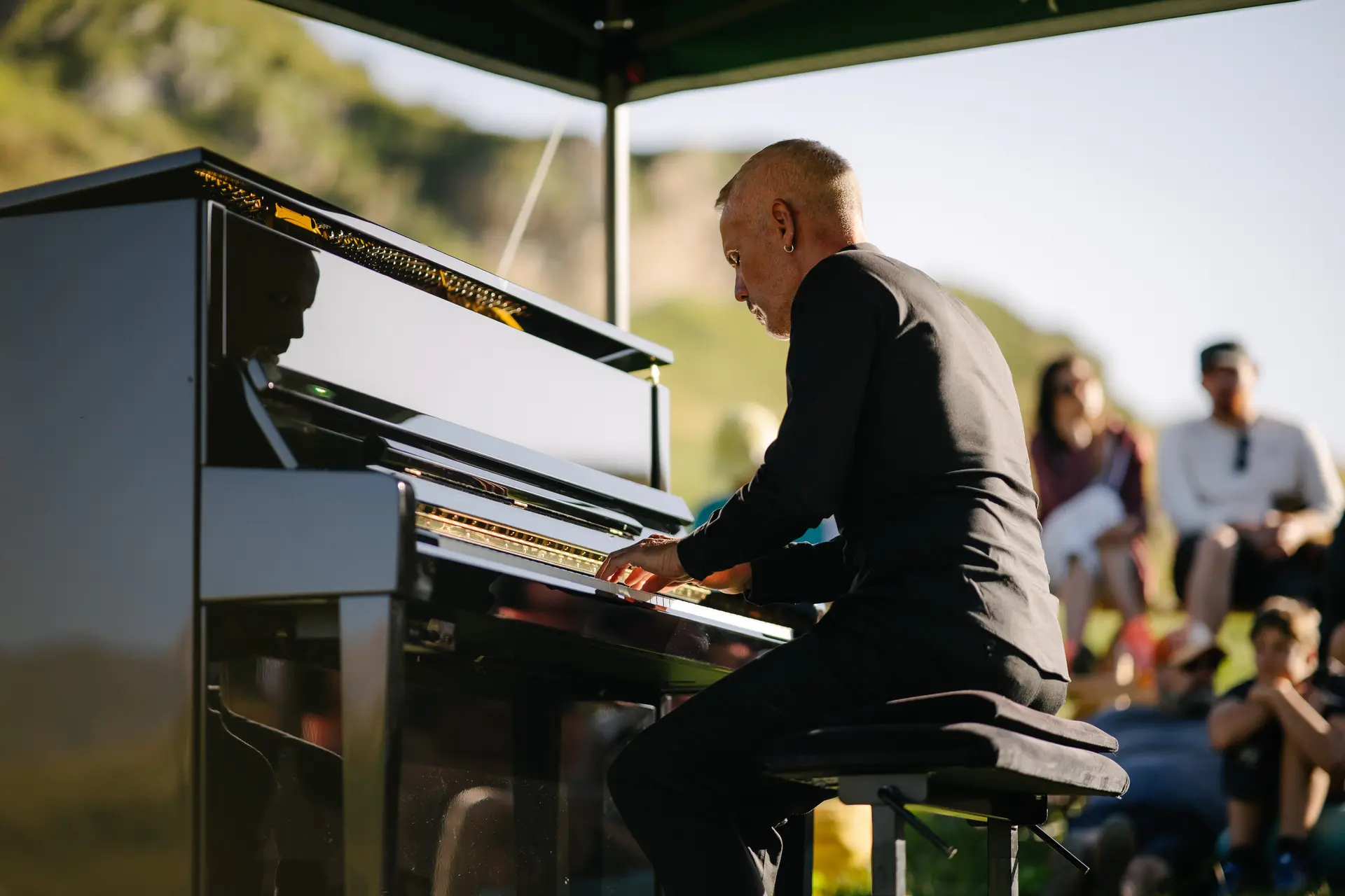 concert de piano dans la nature