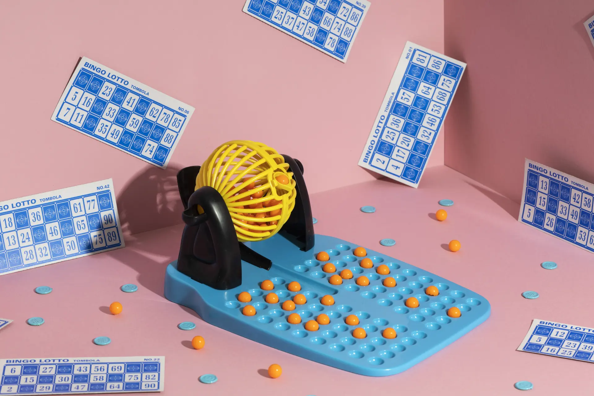 Gros sur du matériel de loto sur un fond rose.