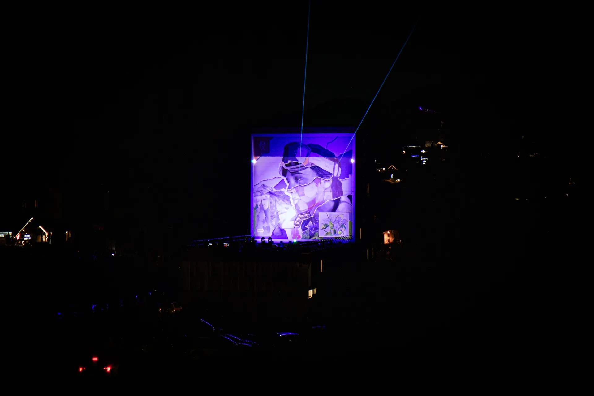 Show laser sur la fresque d'Ensemble Réel