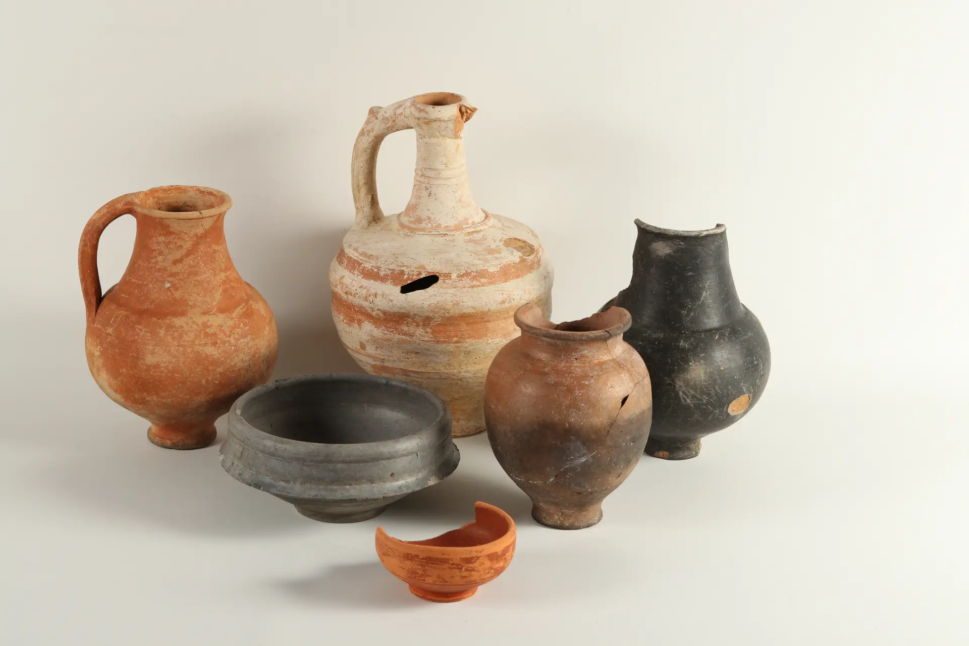 Sélection d'objets métalliques, en céramique et verre