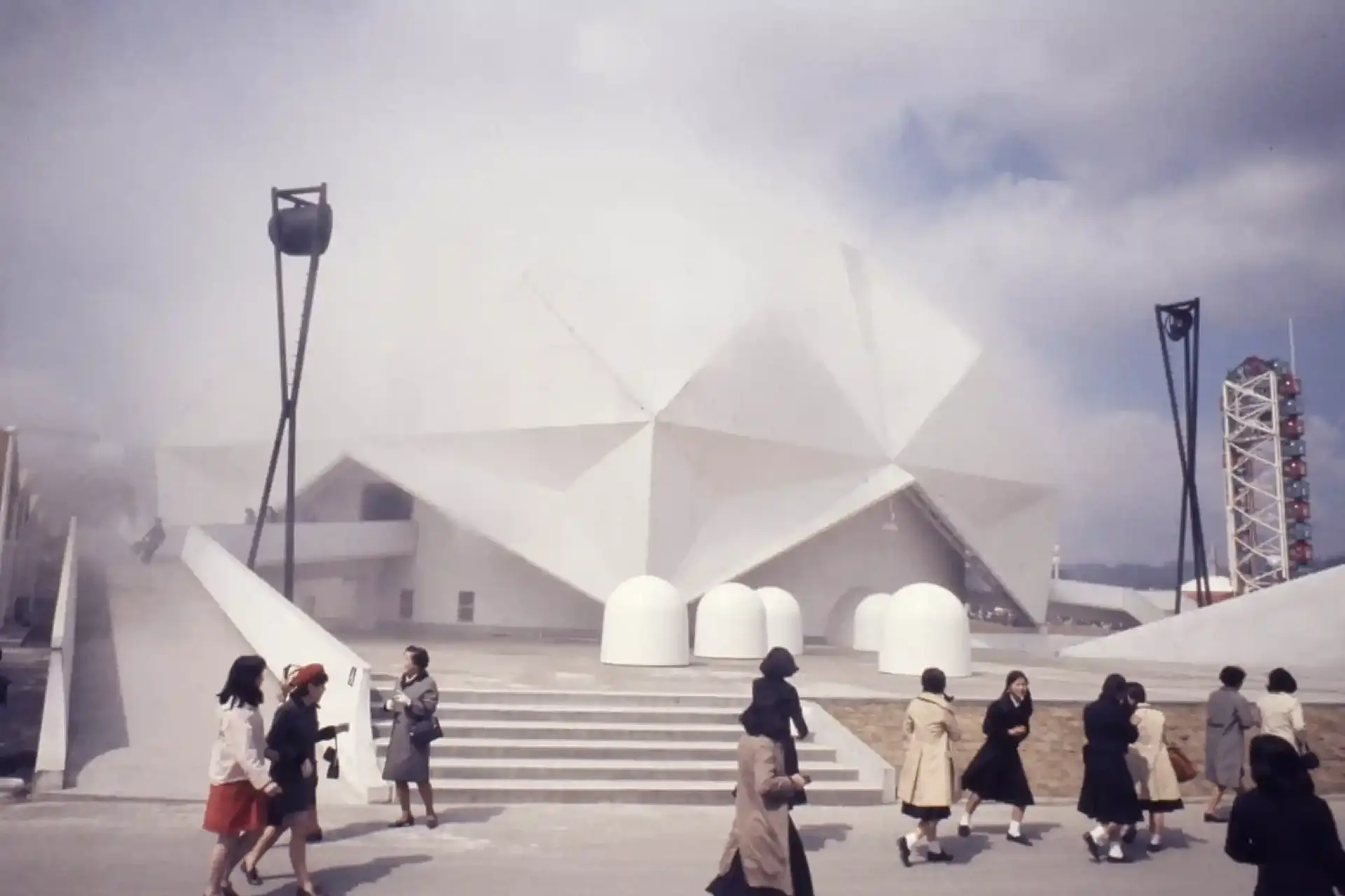 E.A.T.’s Pepsi Pavilion at Expo ‘70, Osaka, Japan, 1970 March 18 Shunk-Kender Getty Research Institute, Los Angeles, Don de la Roy Lichtenstein Foundation en mémoire de Harry Shunk et Janos Kender