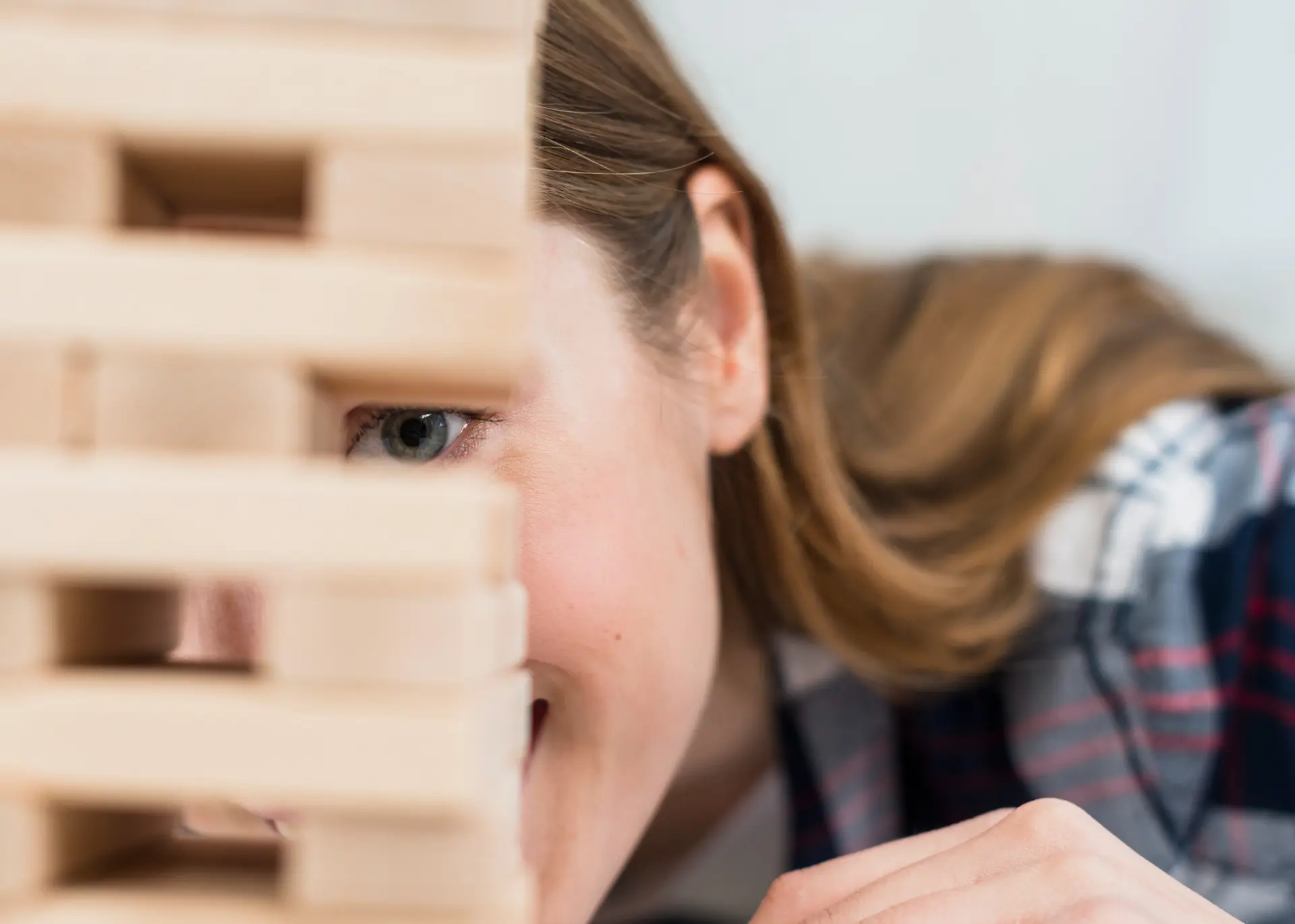 Une jeune regarde à travers des Kapla