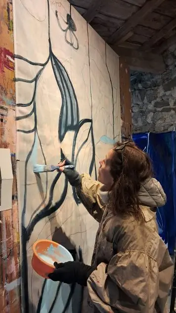 Photo d'une des oeuvres avec l'artiste