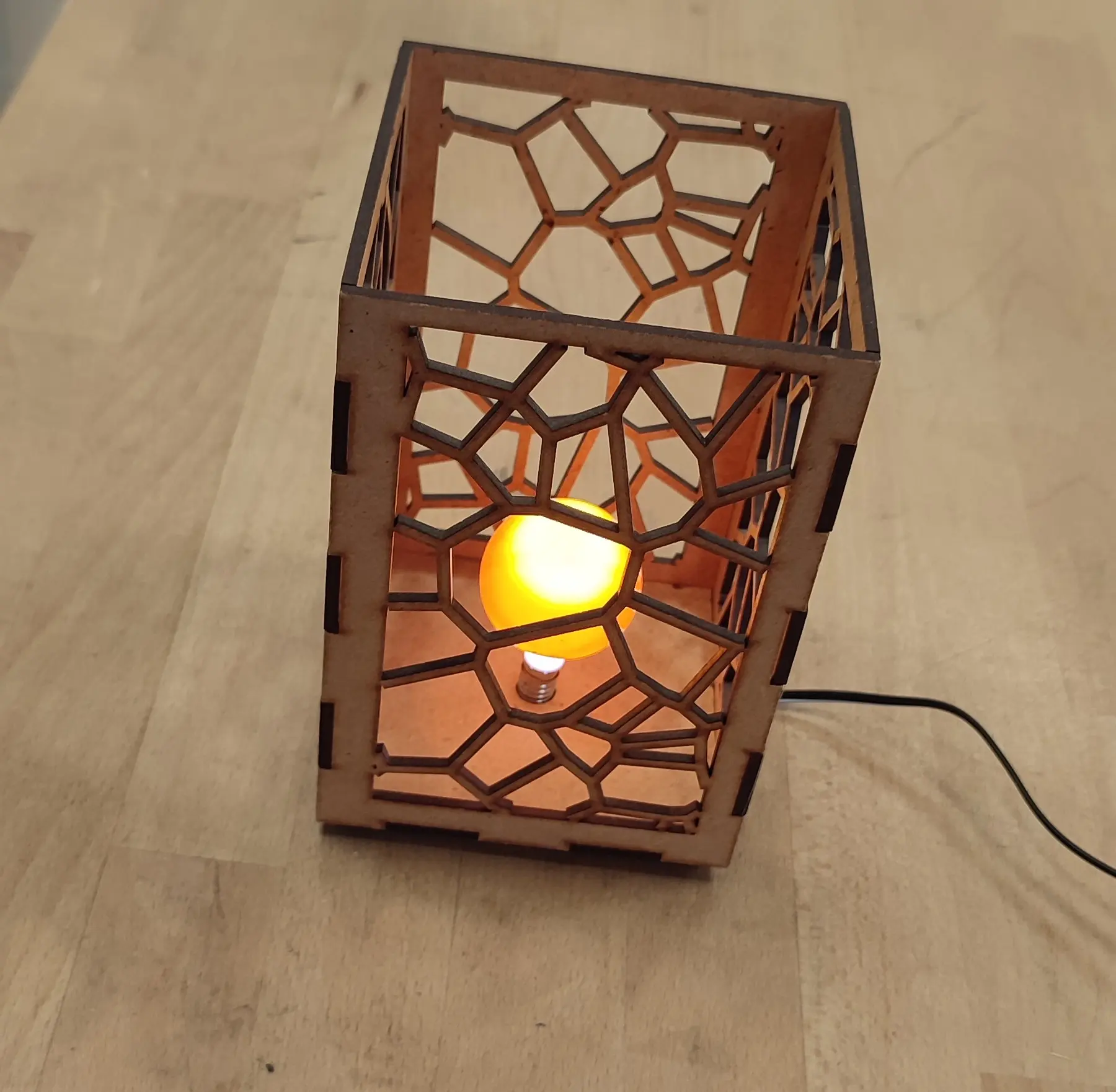 Lampe créée à l'aide de la découpeuse laser