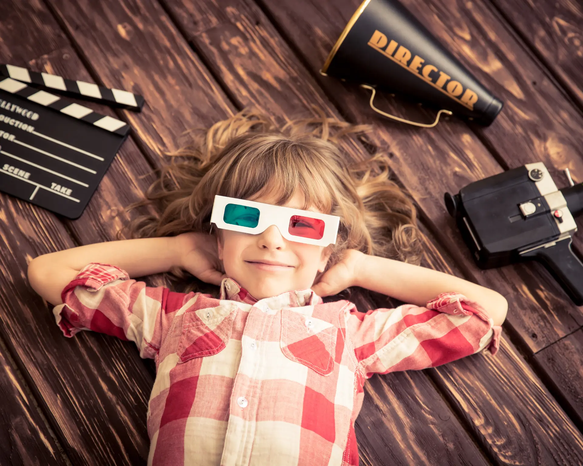 enfant entouré d'objets utilisés dans le cinéma