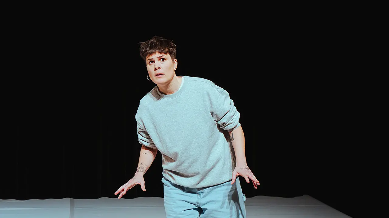 artiste en sweat bleu canard, pose étonnée