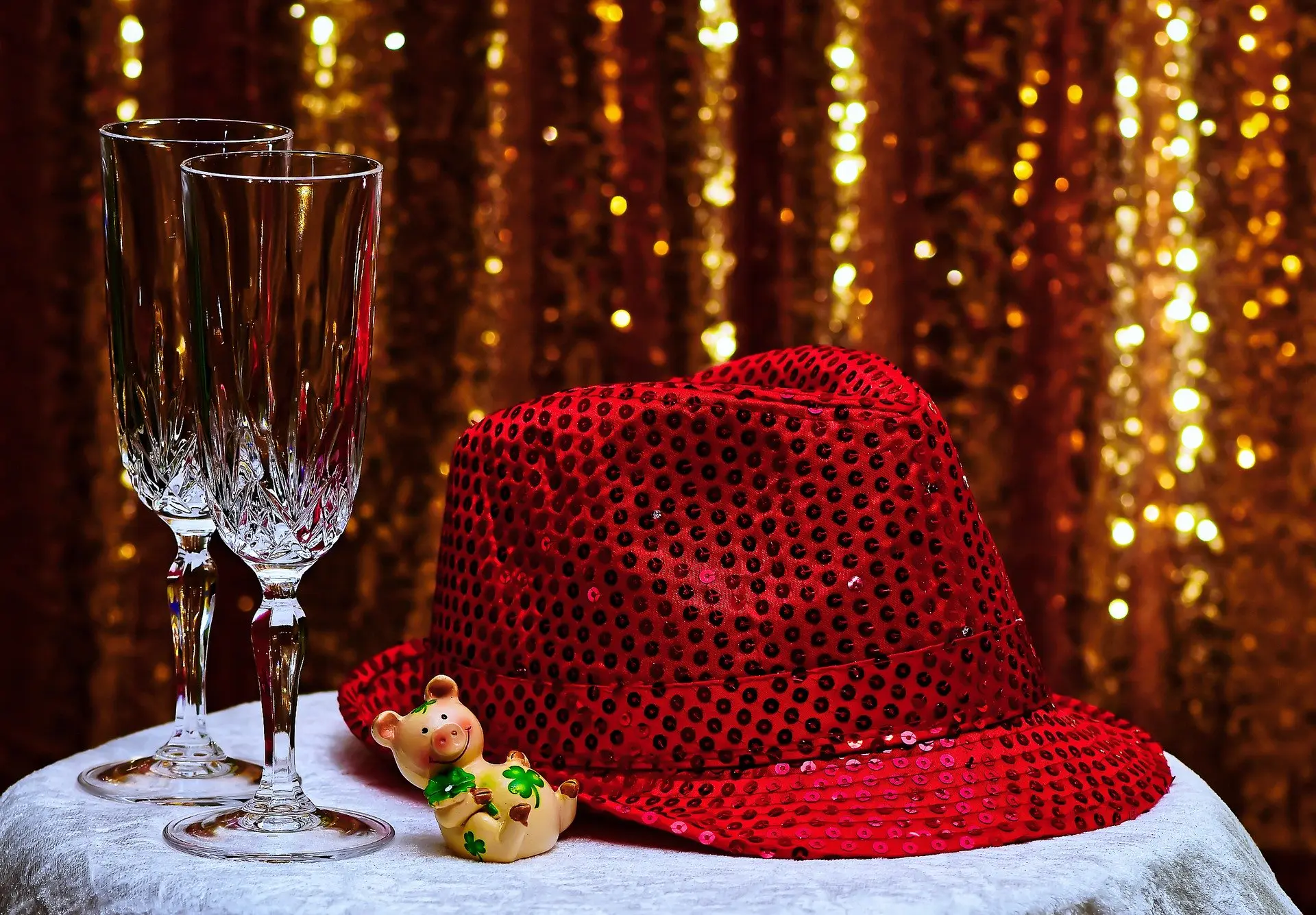 Photo montrant une table avec 2 verres et un chapeau à paillette