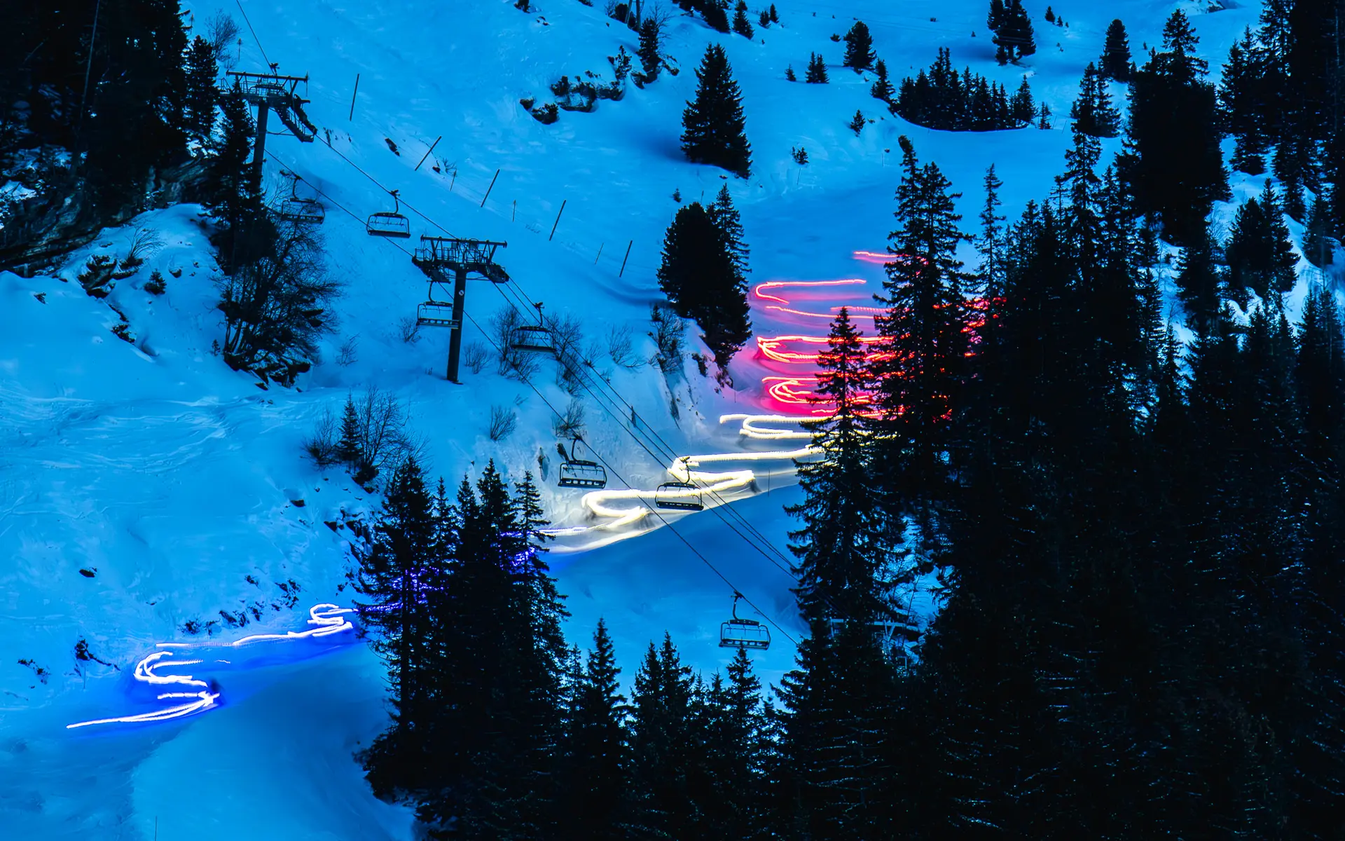 La descente aux flambeaux sur la piste rouge Almandine