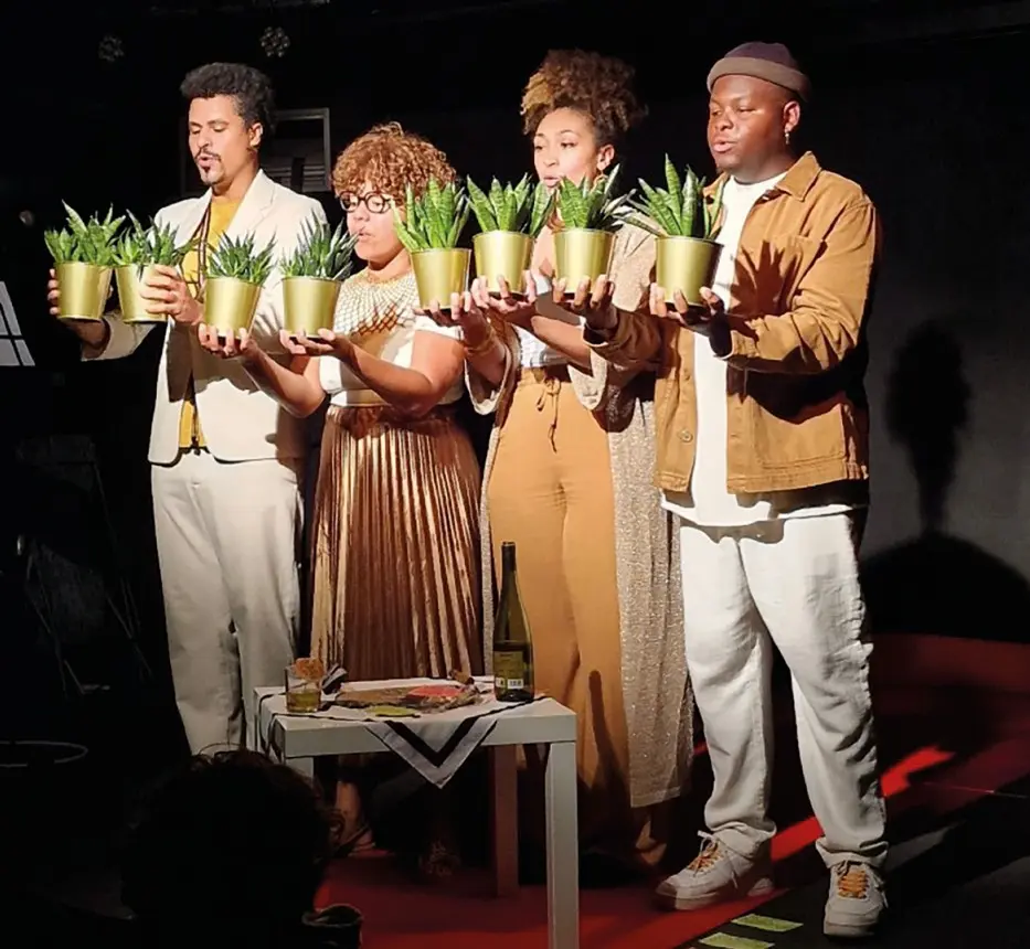 4 artistes sur scène avec des pots de plantes grasses