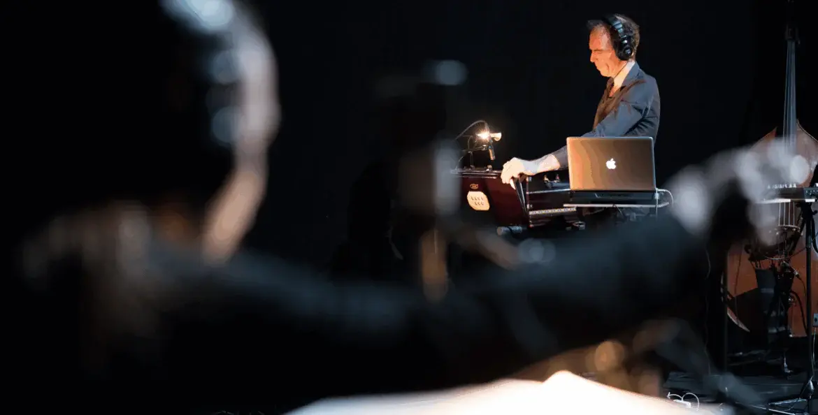 Phoro monrant un musicien au piano avec un casque audio