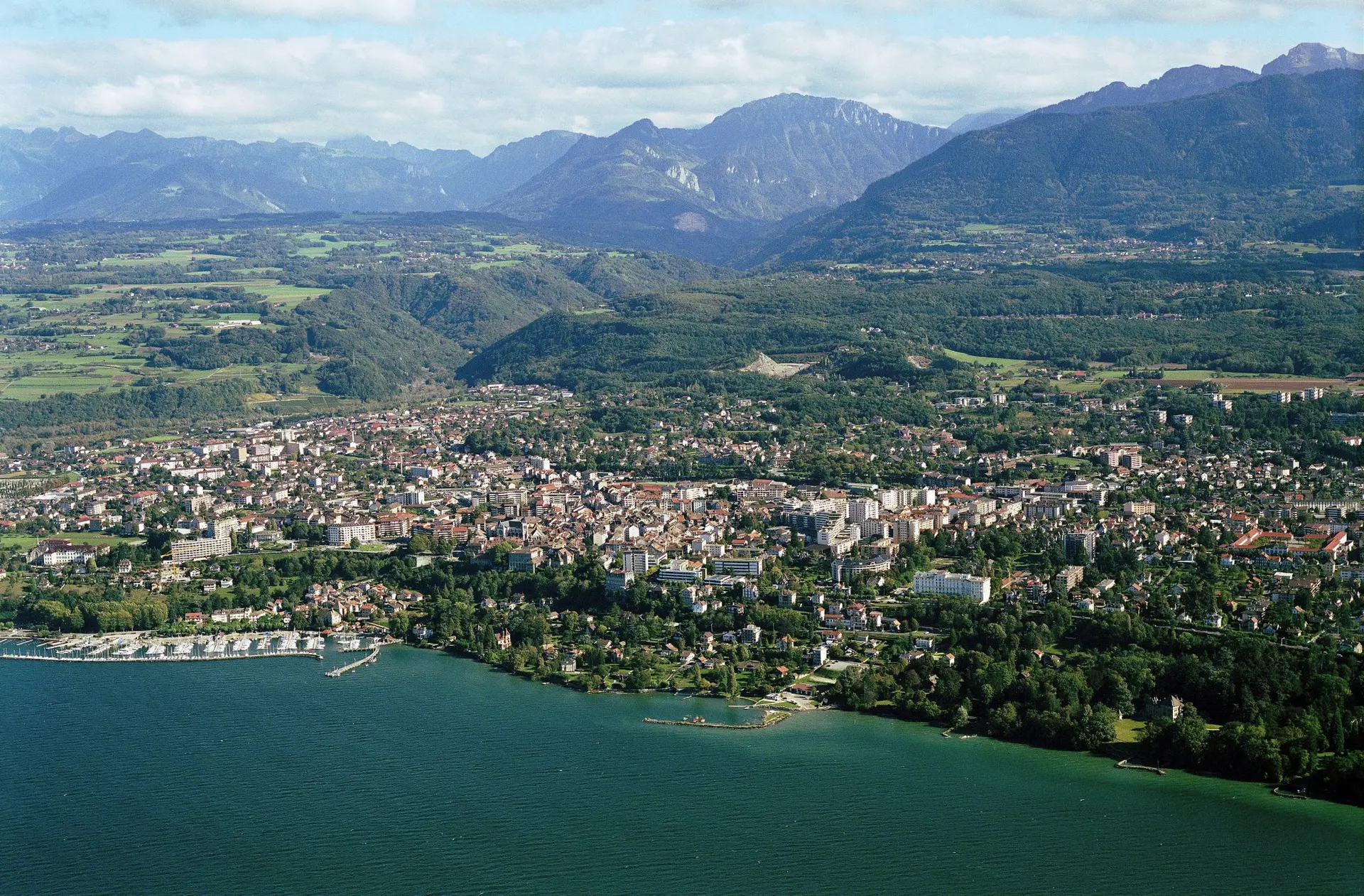 Vue aérienne de Thonon et ses alentours