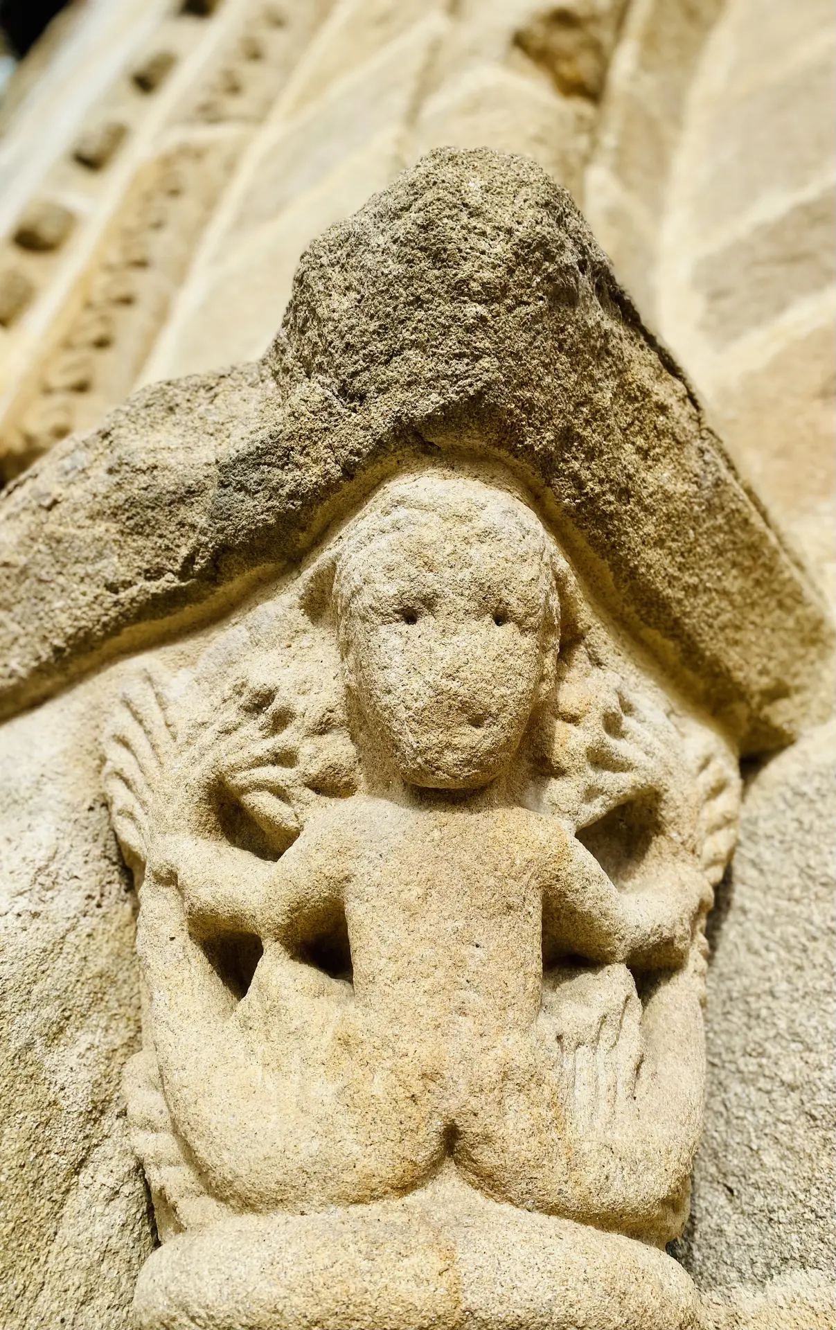 Chapiteau scupté  à l'entrée del'église St-Sébastien de Champdieu -Sirène bifide