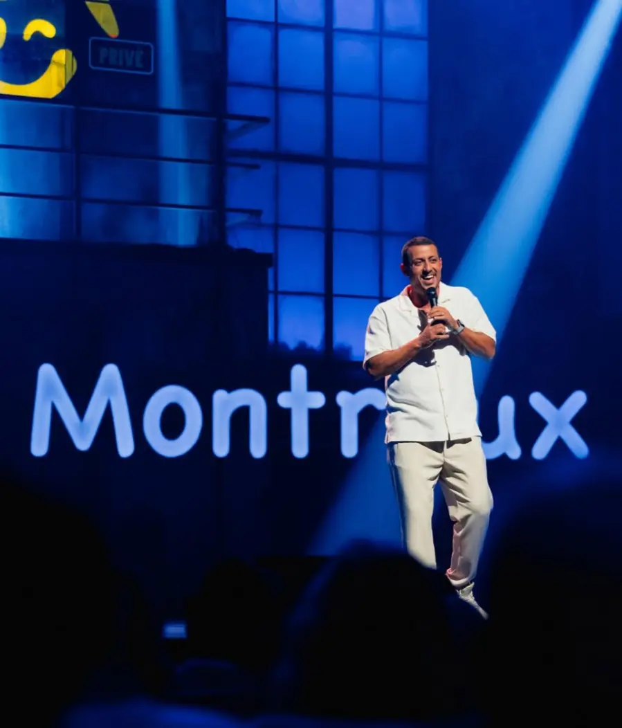 Yassine Jematte, humoriste, sur scène à Montreux