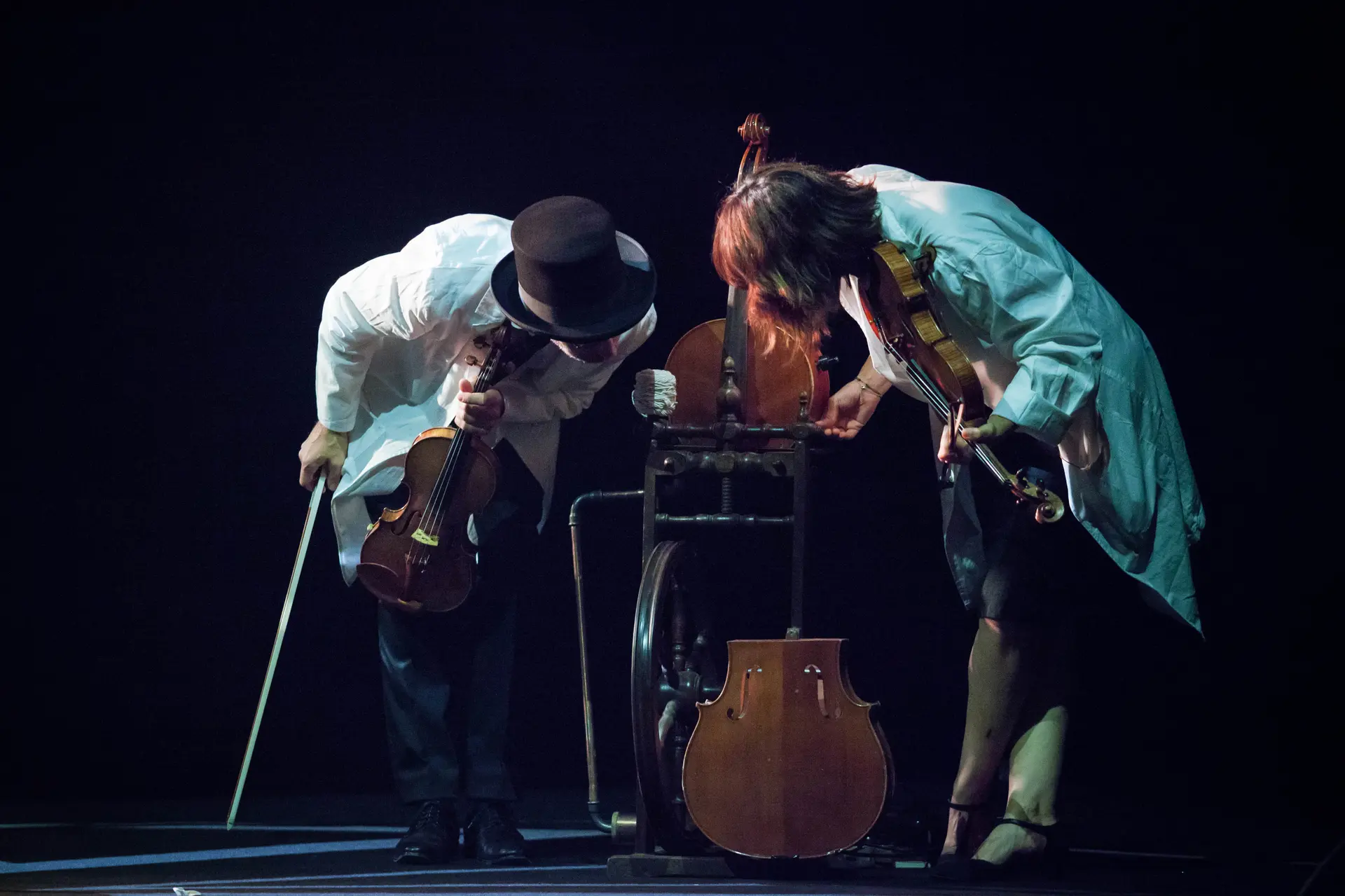 Photo de la troupe se 2 personnes sur scène avec des violons