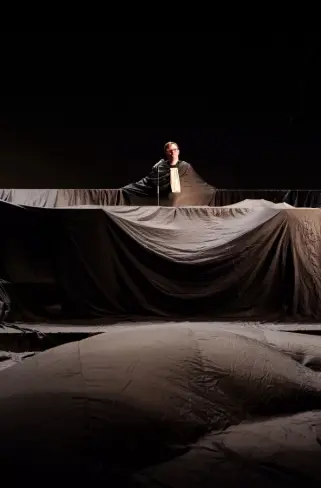 acteur en tenue d'avocat