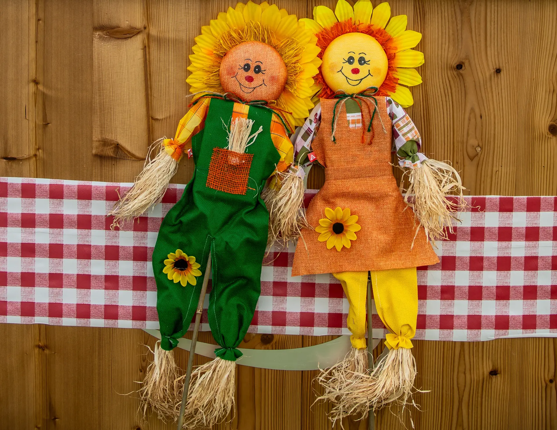 Deux marionettes souriantes