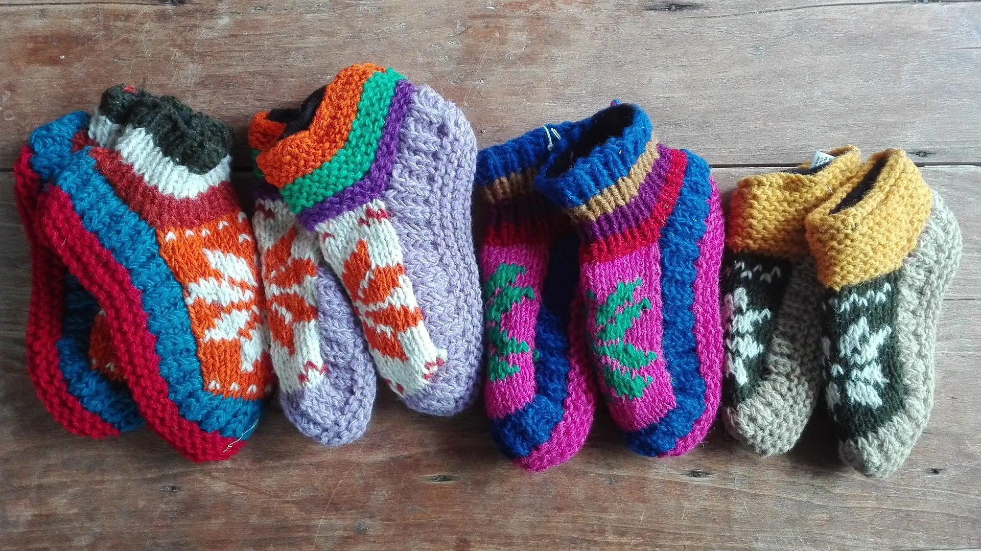 petits chaussons fabriqués à la main en laine
