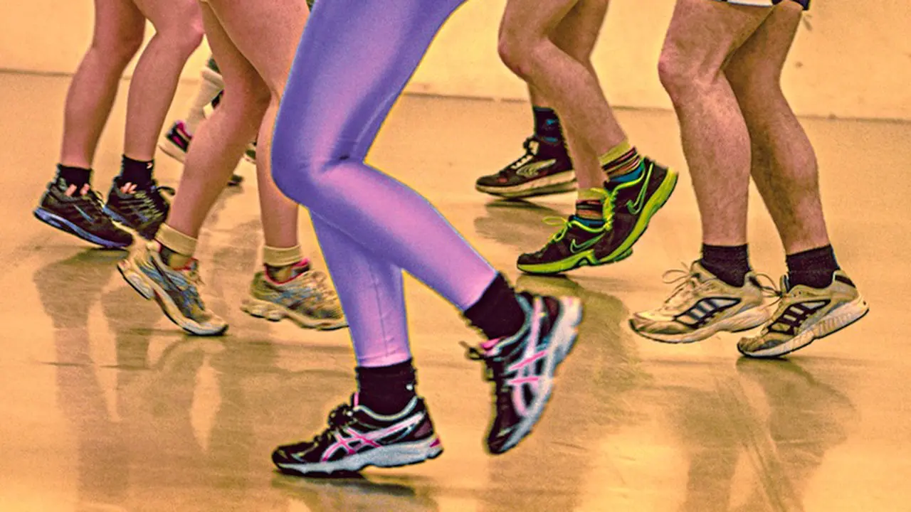 photo horizontale de jambes de danseurs chaussés de baskets