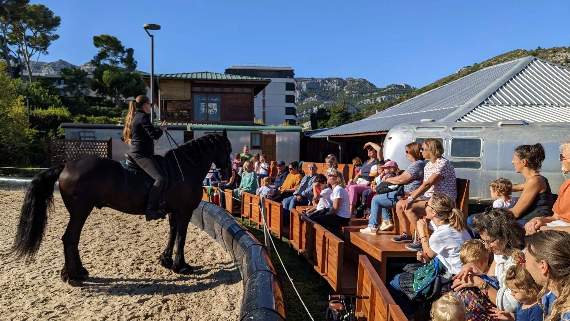 cavaliere et groupe de spectateur