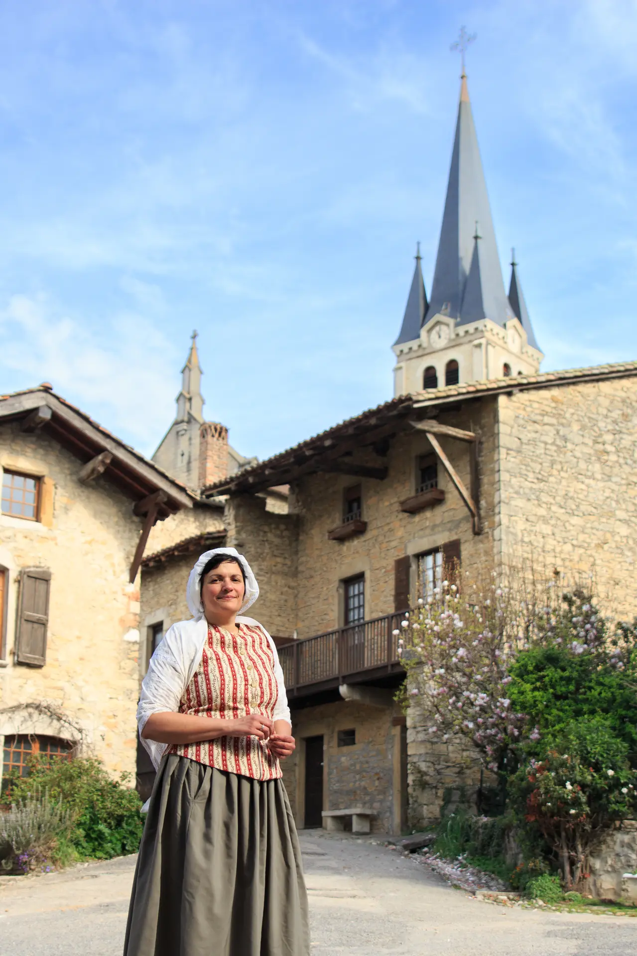 Benoitte avec vue sur le clocher de Saint-Sorlin-en-Bugey