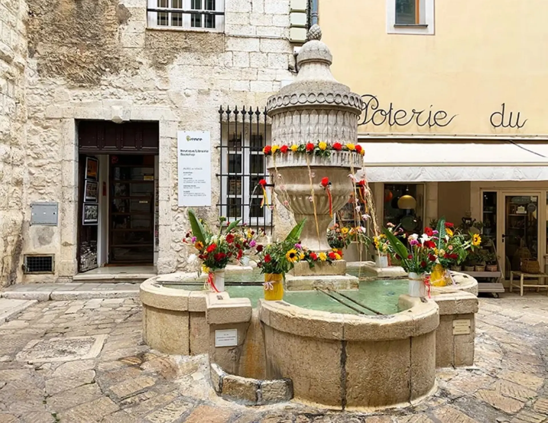 Fontaine près des remparts