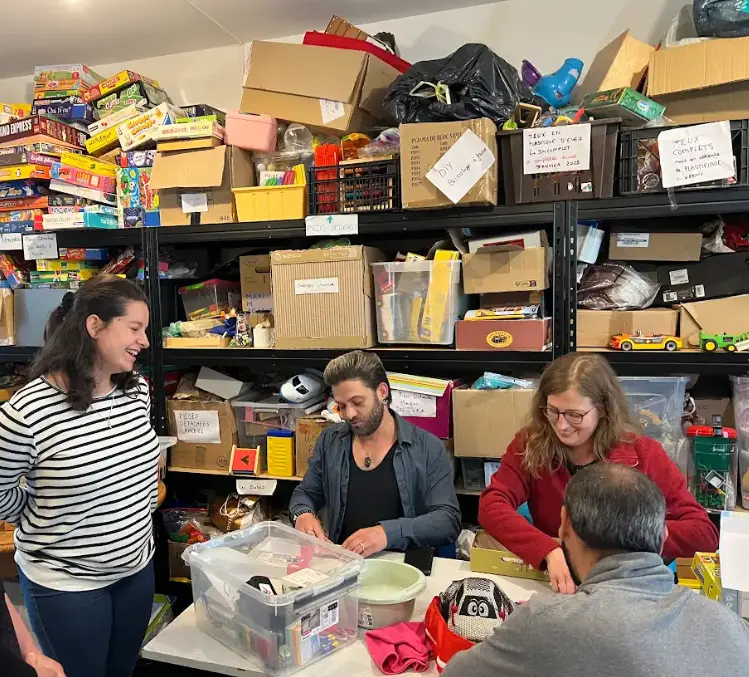 Visite de la recyclerie de jouets la Toupie : réparation et nettoyage d'un jouet