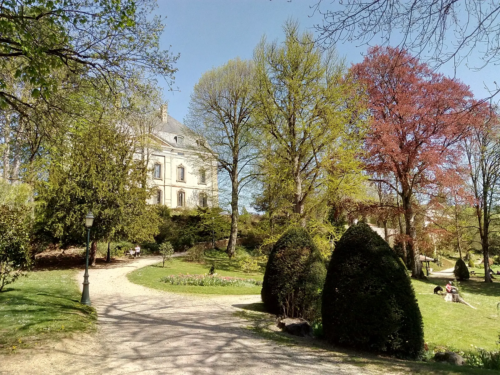 Parc du château des Echelles au printemps